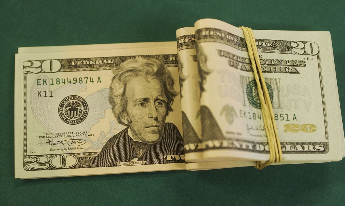 Dólar cai para R$ 5,28 com China e PEC da Transição