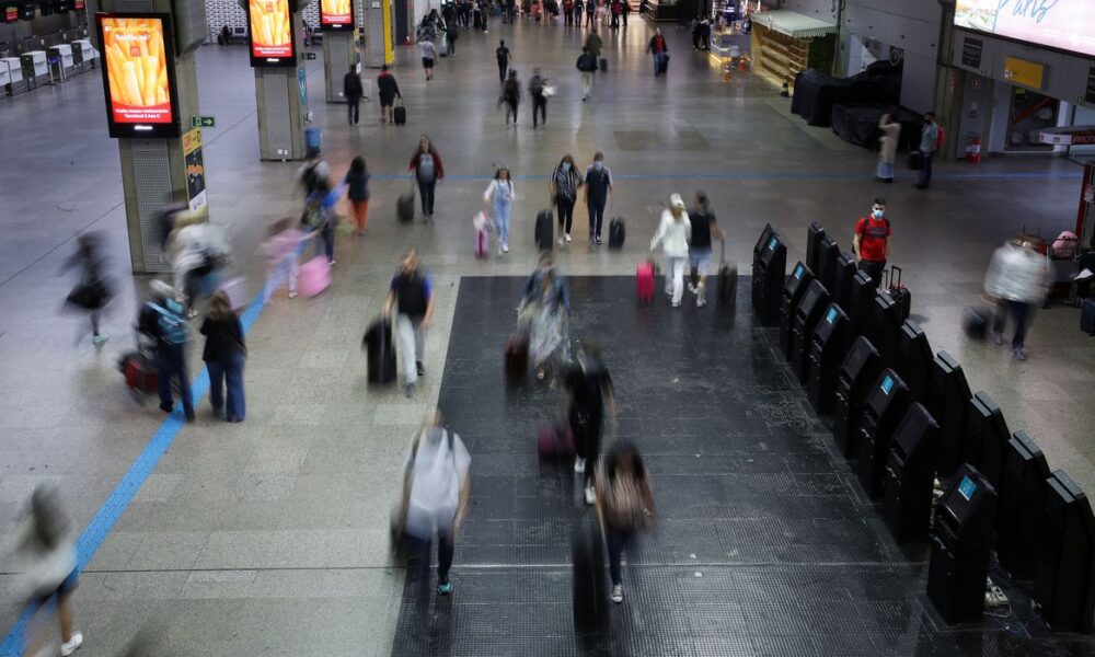 Greve da aviação deixa 113 voos atrasados nos aeroportos de São Paulo 