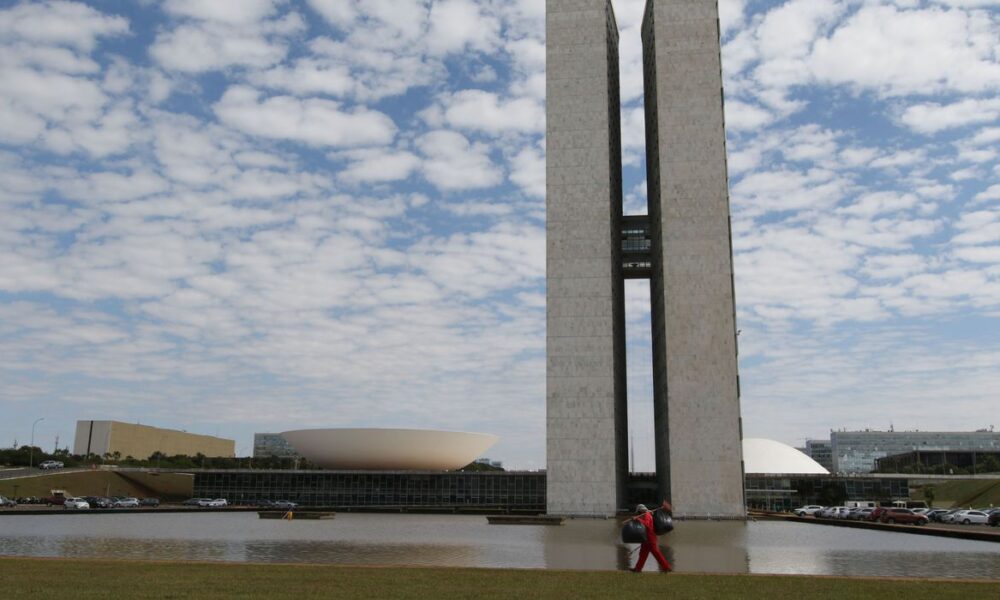 Congresso derruba veto à lei que proíbe arquitetura hostil